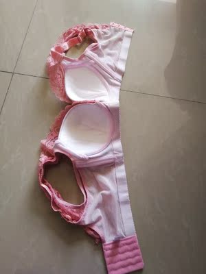 已经收到文胸一段时间了。因为比较忙，没有及时评价，文胸试穿了，刚刚好，而且穿着很舒服，没有勒或者硬的感觉，而且美背款的蕾丝很柔软，唯一一点就是对于我来说还是偏厚了，因为现在是夏天，穿着有有点闷热，要是海绵再薄一些就更完美了。