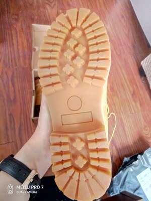 鞋子很重，很结实，做工也很好。特地在水龙头下冲了确实防水，好货不解释！