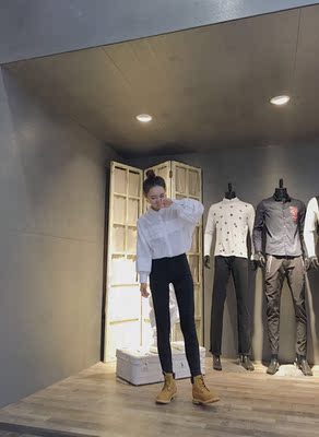 鞋子好看的呢，做工蛮棒的，有质感，比我预想好多啦，鞋型正，尺码合适，听客服推荐购买的合脚呢。质量不错哦，细节处理得也蛮OK的，性价比可以，上脚不错，百搭款，发货快，满意