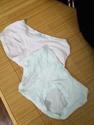 塞在衣柜里拿出来有点皱，不过布料是很舒服的