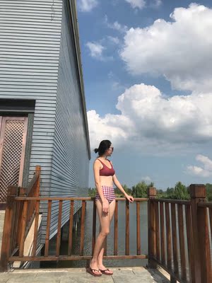 非常惊喜 既可爱又复古 显肤色白 面料也超级舒服不勒肉 显瘦!蝴蝶结拿掉也很好看 值得推荐 非常惊喜 既可爱又复古 显肤色白 面料也超级舒服不勒肉 显瘦!蝴蝶结拿掉也很好看 值得推荐