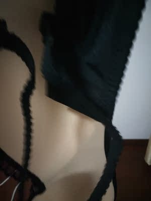 唔只能说这个东西完全不符合这个价格。然后是海绵？？里面？？什么鬼。就是海绵外面弄一个黑色。然后里面还是海绵？，不是我说。我挺失望的