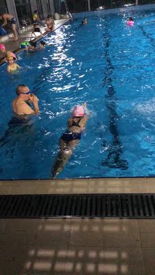 泳衣还可以 就是码数有点偏小。小孩身高1.45 体重65斤选的160码的 才刚刚好