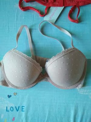 颜色偏暗，但做工还不错，没有多余线头，有淡淡的异味，洗一下就好了，活动价买的，性价比还是挺高的。