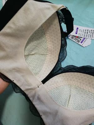 看了好多家才买的，没有失望哦，大胸小姐姐放心购买吧，质感绝对可以媲美内衣专卖店的，重点是穿着特别舒服还能显得胸小一点，胸太大真的很尴尬呢