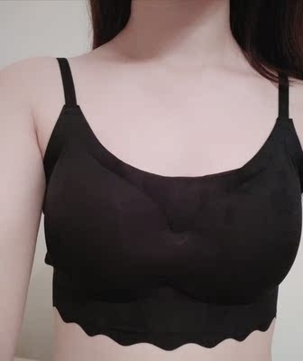 平胸，平时穿32,A内衣，选L码，一点不勒很舒服，还记得客服联系s码，哈哈，怕勒的不舒服就买L码宽松些，质量还行，有一点一定提醒大家，洗的时候黑色单独洗，晾晒的时候也不要和黑色的碰在一起，要不然就和我一样，算到了开头，没算到结尾，晾干才发现浅色染上黑色的印子，哎呦我去😓，再洗也洗不干净了。。。。。。。。。。晾的时候离黑色远远的！！！