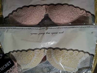 内衣质量摸起来不错，就是有一点点味道不好闻，物流很快了😁