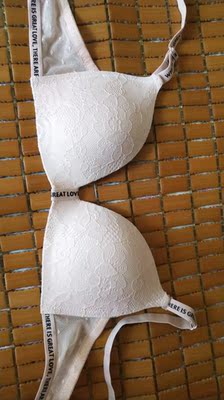 第二次买他们家的内衣了，一直都很好，喜欢没有钢圈的，夏天这种薄薄的特别好。送了很多东西，非常满意。