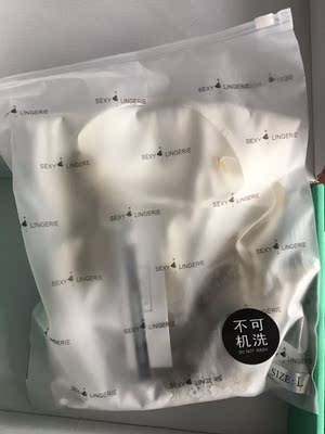 卖家服务态度挺好，一开始看中的不是这个，后来推荐这款看着不错就下单了。快递速度贼快，前一天下午下的单，隔天中午就到了（南京） 然后包装也挺好的，是同一个小盒子装的，盒子里面还有一个袋子。刚打开也没什么味道，过了一遍水半个下午就晾干了。衣服手感挺舒滑的，确实如评论说的溅到水渍会有痕迹。不过反正在家也不会有多脏的～衣服腋窝那边有一点点小不服贴，但是影响不大，前后不太分得清。不是太敢用力洗。选的白色是觉得白色更有质感（比较高贵？哈哈哈 反正整体好评啦，男朋友也说好看，穿过一段时间再来追评吧～
