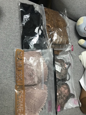 一下子买了四套，下午就收到货了，便迫不及待的回家打开看了下，真的很好看，质量绝对保证，大家走过路过不要错过哦，穿上美美哒。款式真的超好看，已经是第n次在这家店买内衣啦。包装非常好，一百个赞