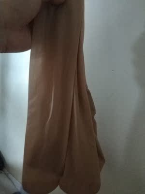 牛奶丝是天鹅绒?非常喜欢的一款丝袜,厚度不是太薄的那种,但是质量没的说,一分钱一分货,穿上摸起来手感真的如牛奶般丝滑,长度不长,但是弹性超大的,喜欢被它紧紧包裹着肌肤的感觉,欲罢不能的赶脚,好想天天穿。 牛奶丝是天鹅绒?非常喜欢的一款丝袜,厚度不是太薄的那种,但是质量没的说,一分钱一分货,穿上摸起来手感真的如牛奶般丝滑,长度不长,但是弹性超大的,喜欢被它紧紧包裹着肌肤的感觉,欲罢不能的赶脚,好想天天穿。