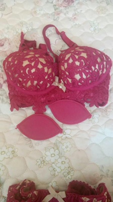 之前买了一套深蓝色的觉得效果还不错就回购了酒红色。没想到酒红色差巨大!深蓝没有色差很漂亮!但是质量方面都还行!码数很偏大!这个70A的围子跟80A是差不多的。后面买的亲们切记一定要买小一号!好看跟图片上的一致,没有色差做工细致,戴上有聚拢效果,一套的价格还这么实惠,喜欢内衣的质量非常好,与卖家描述的完全一致,快递真的是很快哦。以后会经常光顾哦。非常满意,真的很喜欢,完全超出期望值,发货速度非常快,包装非常仔细、严实,物流公司服务态度很好,运送速度很快,很满意的一次购物。下次来还请优惠一些哦~ 之前买了一套深蓝色的觉得效果还不错就回购了酒红色。没想到酒红色差巨大!深蓝没有色差很漂亮!但是质量方面都还行!码数很偏大!这个70A的围子跟80A是差不多的。后面买的亲们切记一定要买小一号!好看跟图片上的一致,没有色差做工细致,戴上有聚拢效果,一套的价格还这么实惠,喜欢内衣的质量非常好,与卖家描述的完全一致,快递真的是很快哦。以后会经常光顾哦。非常满意,真的很喜欢,完全超出期望值,发货速度非常快,包装非常仔细、严实,物流公司服务态度很好,运送速度很快,很满意的一次购物。下次来还请优惠一些哦~