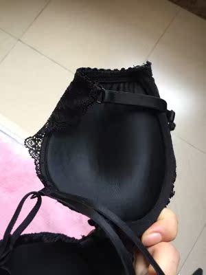 小胸穿上出现了乳沟，呵呵软软的内裤特别舒服，老公和以前不太一样，他说很性感