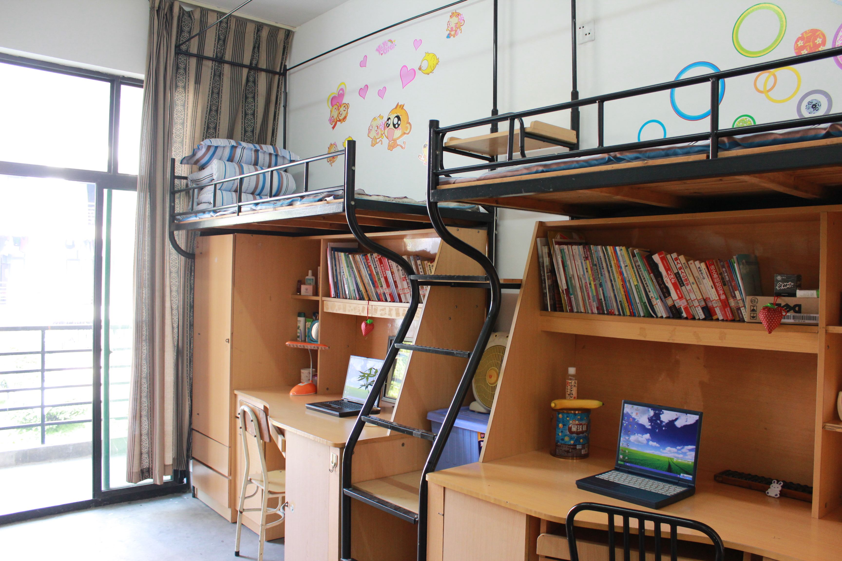 舒服的不想起来的床品,静谧精致的桌面摆件,湿润香甜的空气,宿舍收纳