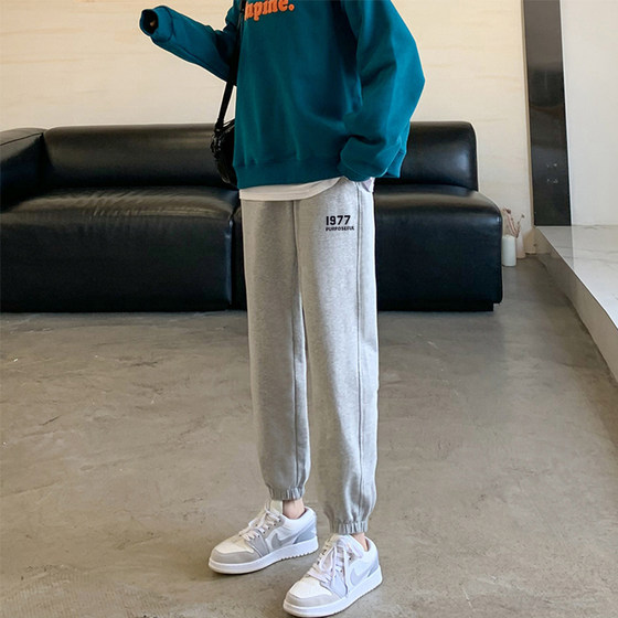 Shenzhen Nanyou high-end light luxury discount women's high-end sports pants loose tying feet harem pants casual wardrobe pants
Shenzhen Nanyou high-end light luxury discount women's high-end sports pants loose tying feet harem pants casual wardrobe pants