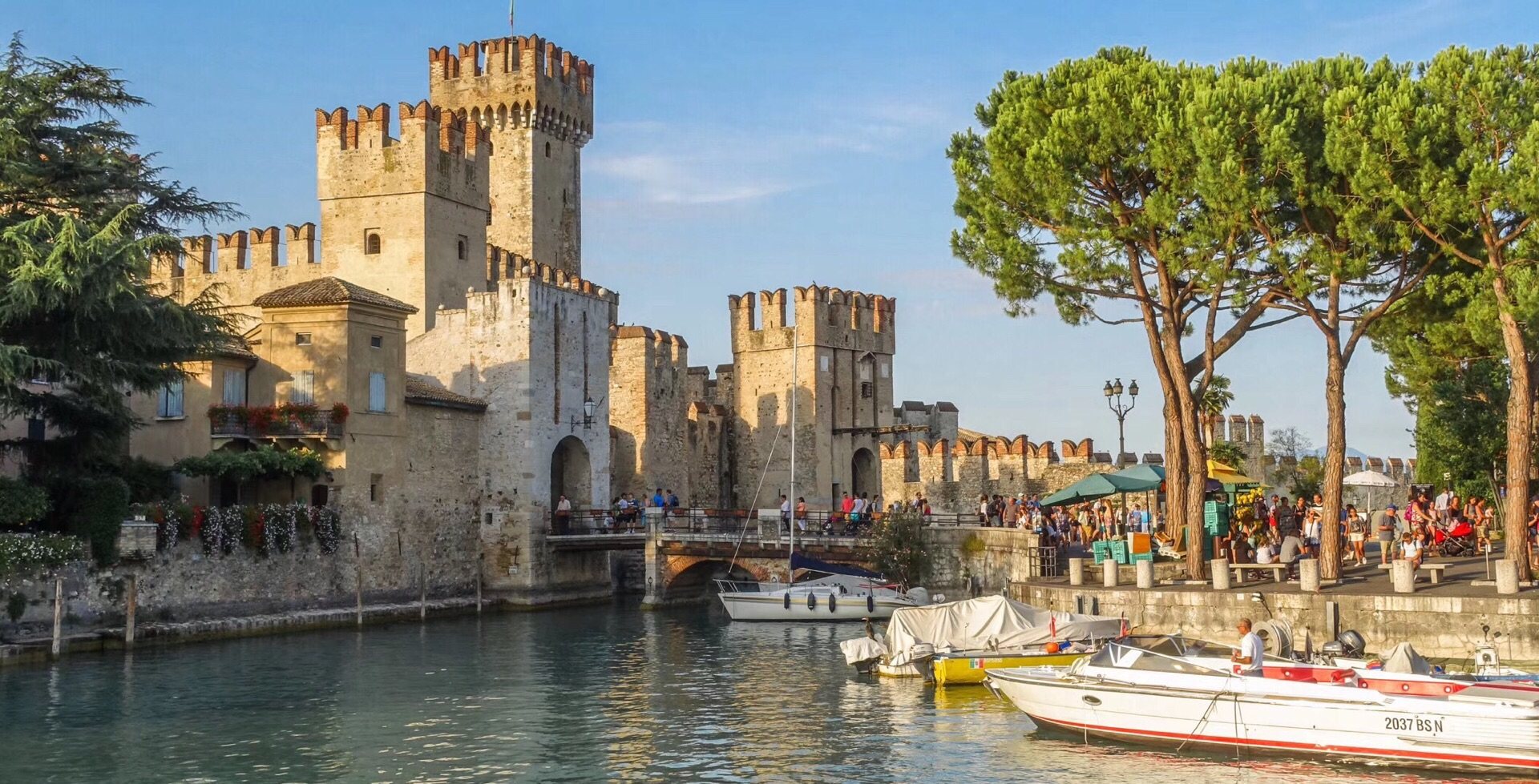 这座建在水上的城堡有着800多年历史