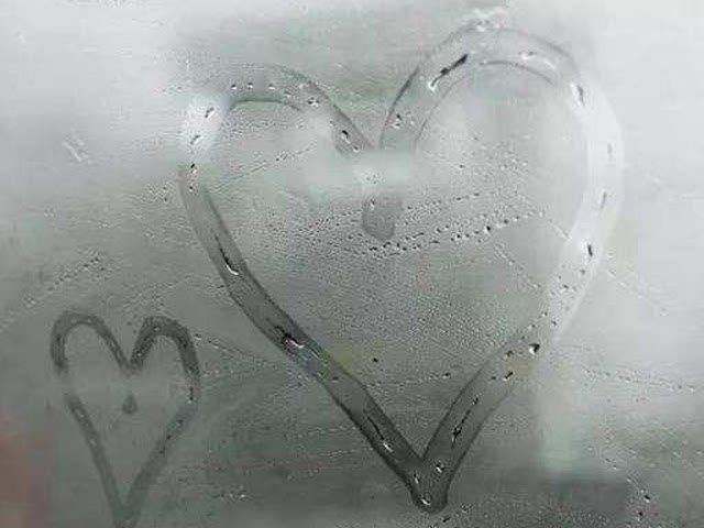 浴室镜面因挂满水汽而模糊,这时候可以用吹风机吹一下镜子,雾气就不见