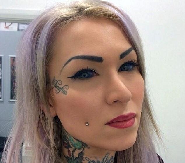 她将舌头分叉想变"蛇精",吃东西都困难