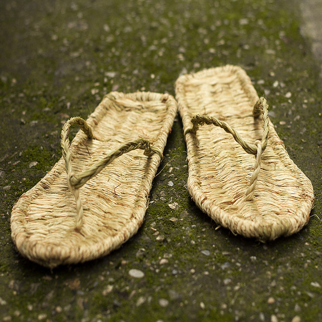 sandals straw ແສ່ວດ້ວຍມື Red Army hemp shoes nostalgic slippers men's summer retro sandals women's funny straw shoes old-fashioned