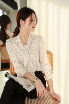 Japanese magazine Elegant Temperament Wafts the Little Flowered Blouses Loose-skinned Muscle Sensible Long Sleeve Snow-spinning Shirt Woman