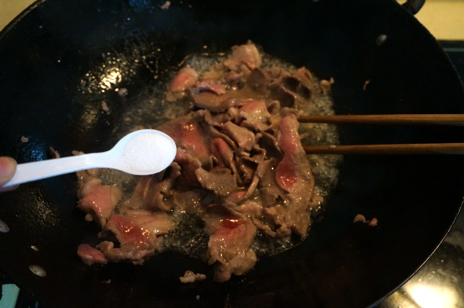 继续大火翻炒,倒入适量的酱油