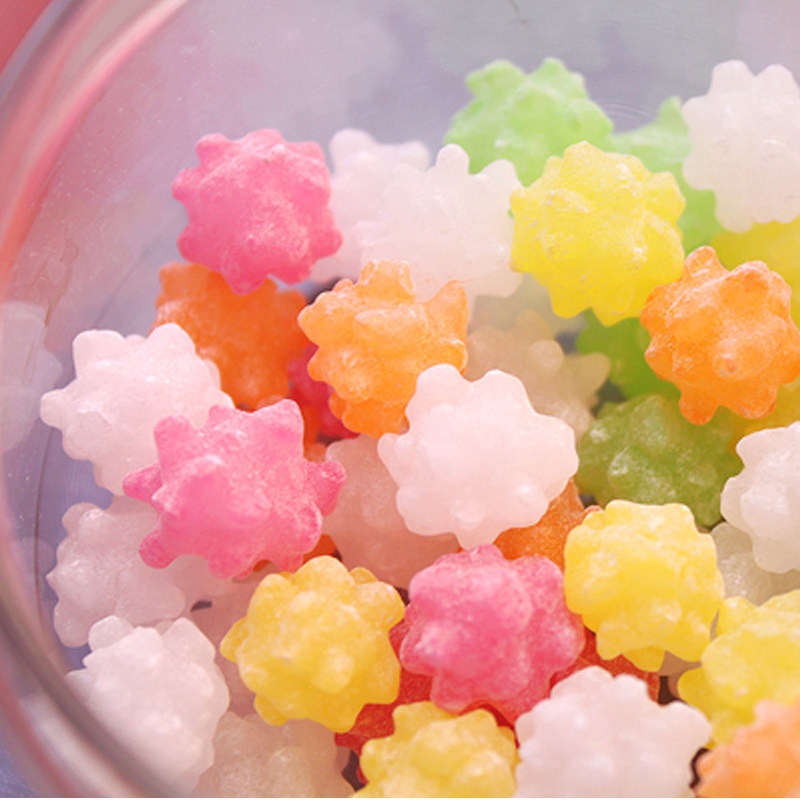 电影里的小煤球吃的是一种叫做"金平糖"的糖果,电影里和实物差距不算