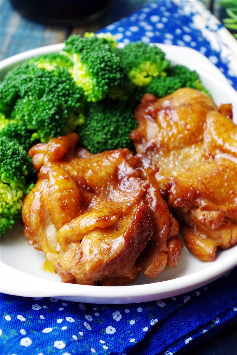 小贴士:1,调料可根据个人口味自行调整;2,煎鸡腿肉的时候不放油,鸡皮