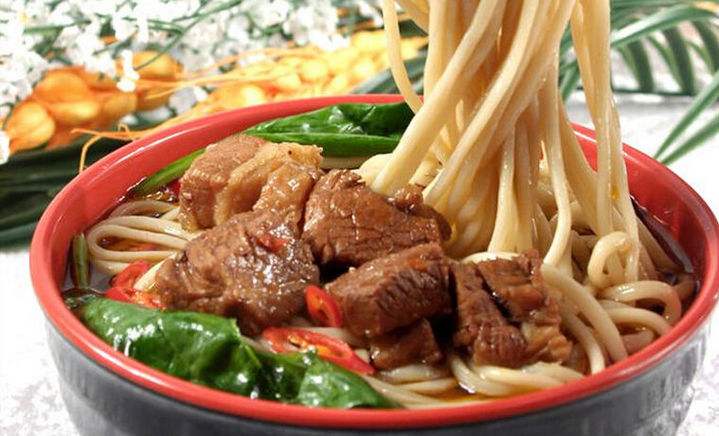 卤牛肉吃法三:红烧卤牛肉面