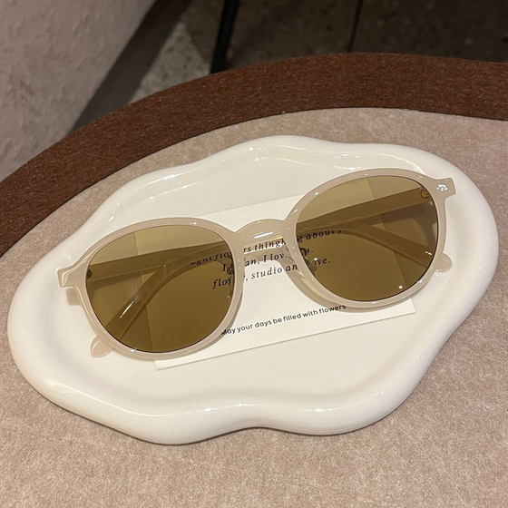 Brown sunglasses for women 2025 new trendy UV large face high-end street photography sunglasses with myopia
Brown sunglasses for women 2025 new trendy UV large face high-end street photography sunglasses with myopia