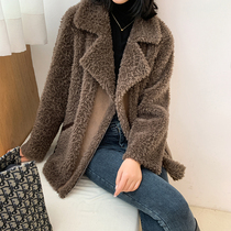 Lamb fur fur coat grass jacket European station locomotive sheen cut velvet big coat fur integrated female fit short 2021 winter new