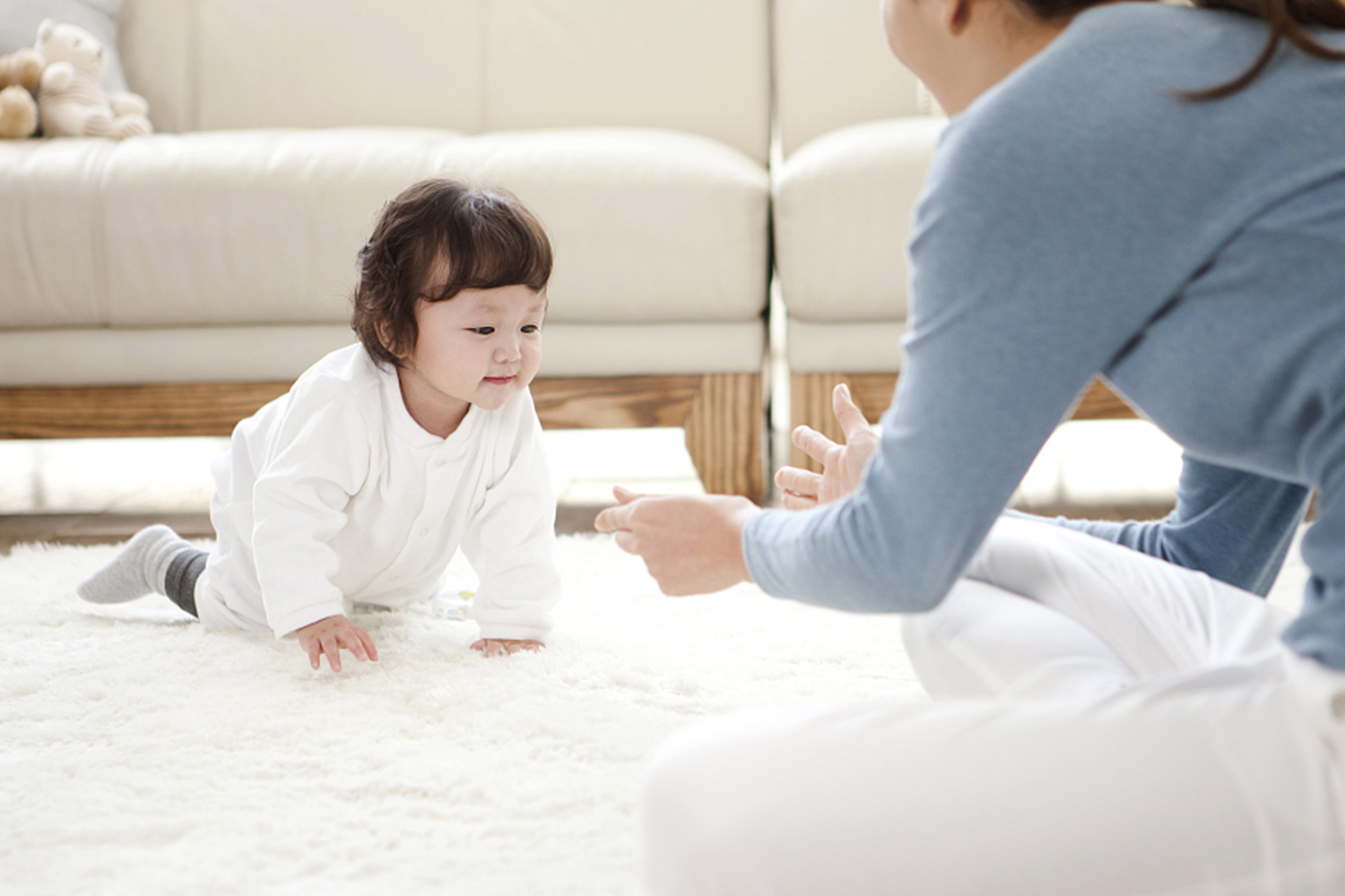 宝宝学爬好处多如何开启秋冬爬行模式