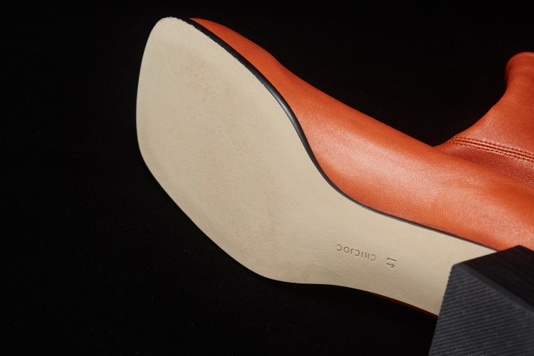 Она посвятила испанскую кожаную подошву.jpg