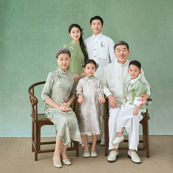 Chinese style cheongsam photo studio photo family photo clothing simple parent-child clothing family photo clothing
Chinese style cheongsam photo studio photo family photo clothing simple parent-child clothing family photo clothing