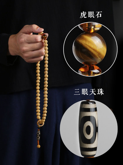 Little Vajra Bodhizi는 황금색 두꺼비와 함께 팔찌를 곁들인 팔찌를 보유 Little Vajra Bodhizi는 황금색 두꺼비와 함께 팔찌를 곁들인 팔찌를 보유