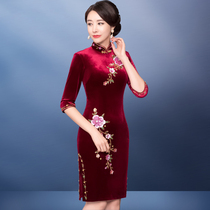 Middle-aged 2021 new spring and autumn beaded gold velvet modified cheongsam Xi mother-in-law wedding banquet wedding dress noble