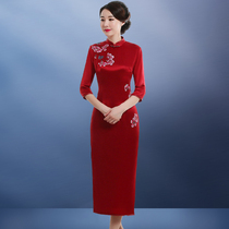 Middle-aged mother dressed in new and improved red cheongsam dress to toast mother-in-law wedding wedding wedding dress noble woman