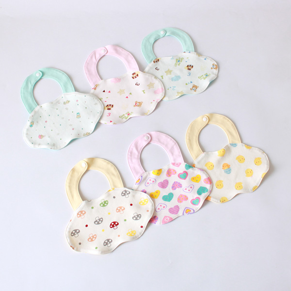 Buy two for a delivery of the same baby enclosure for the newborn to eat, a spat with a water towel pure cotton apron and a shape of a rounded pocket.