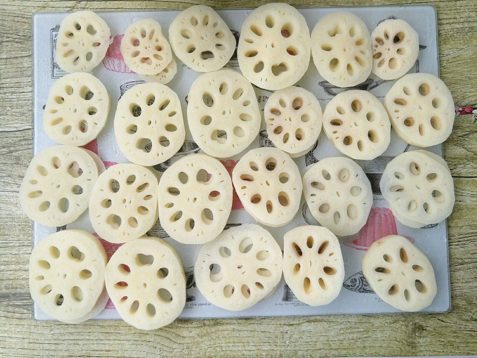 6. 这时候切藕,2片放一起,摆好