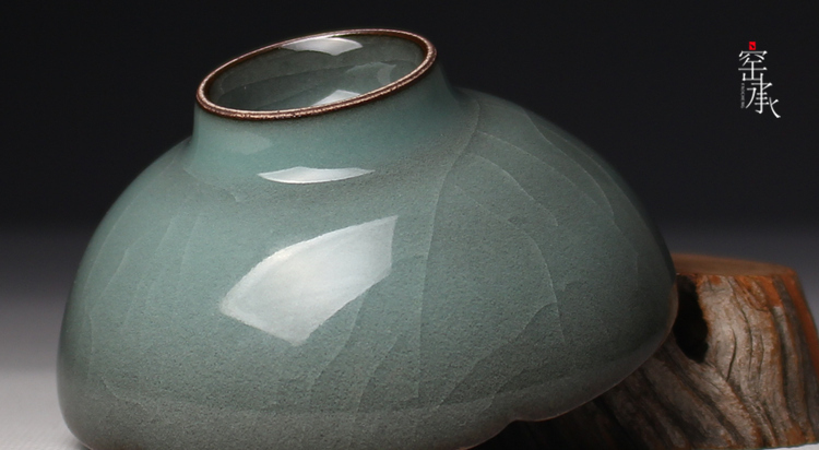 详情: 【产品名称】:葵口铁胎盏 【规 格】:高:3.7cm 口径:7.7cm 容量约:65ml 【产 地】:浙江.龙泉 【工 艺】:纯手工制作,哥窑铁胎粉青釉 曾志华老师纯手工制作的一款精品的铁胎盏 口沿处紫口铁足高档铁胎杯的象征 薄胎厚釉釉色犹如翡翠非常的通透 这是一款手感非常好的杯子适合喝任意一种茶 开片细密古色故香非常有南宋青瓷的感觉 足部流釉均匀恰到好处