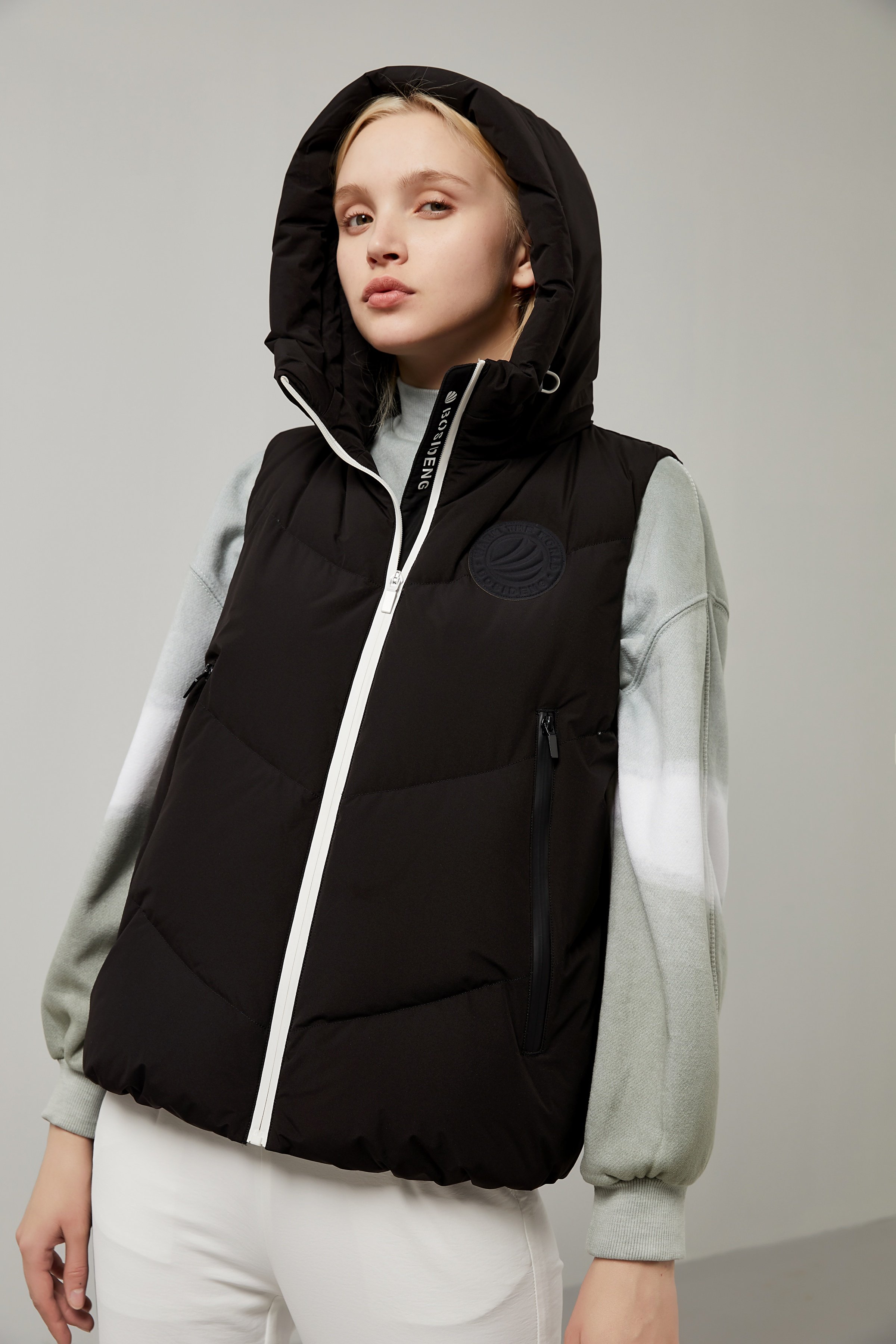 波司登女士连帽羽绒马甲