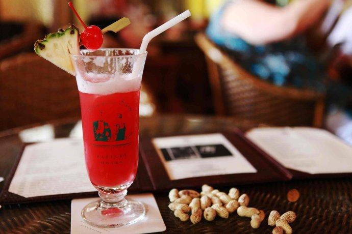 莱佛士酒店的long bar,这里的新加坡司令(singapore sling)据说是