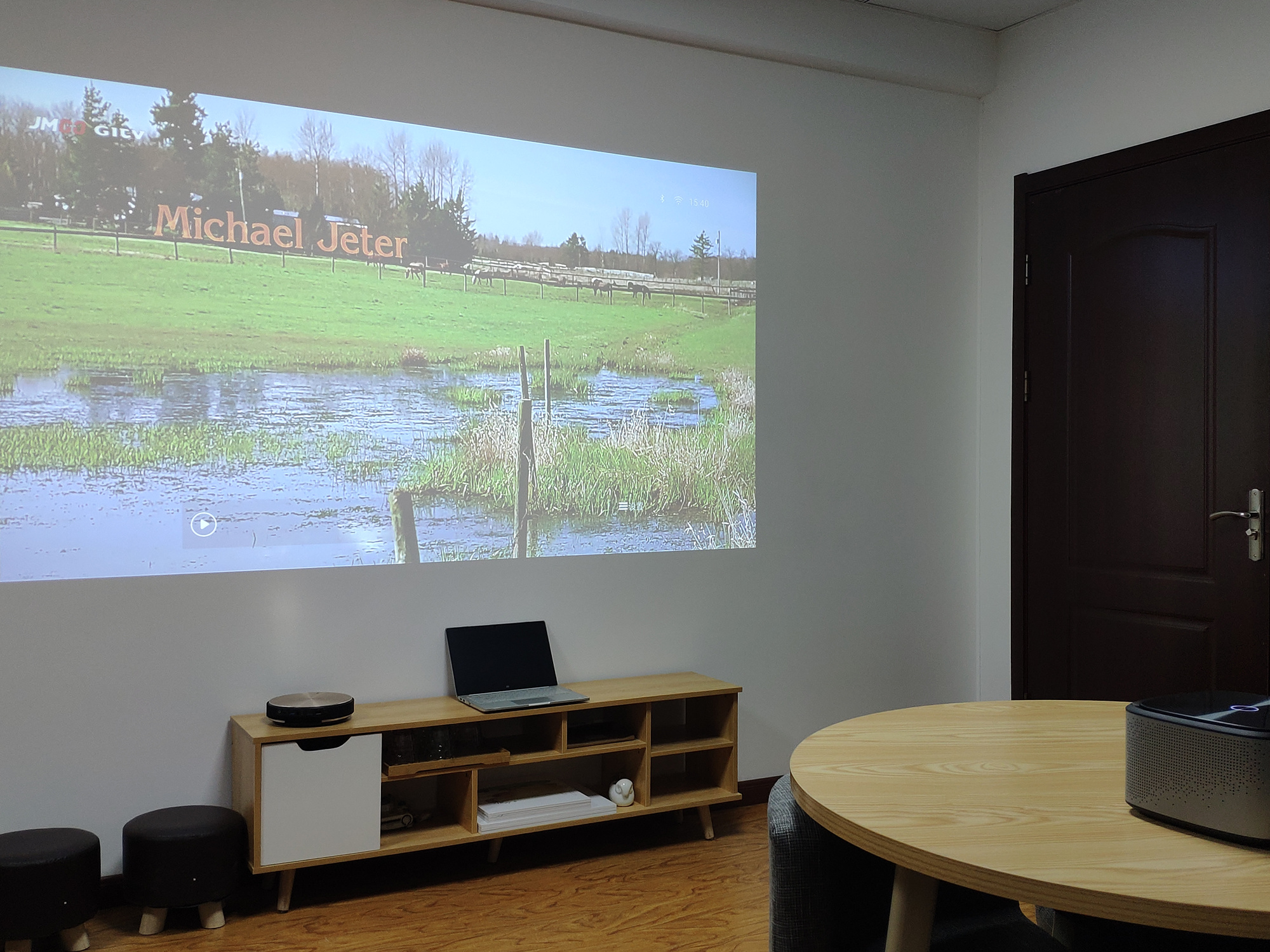 坚果j7投影实测!开灯情况下能不能看