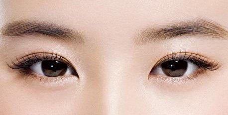 看上去炯炯有神,眉毛也比较长,一般都是双眼皮,桃花眼不只要形状,还要