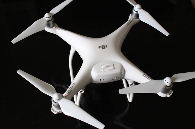 智能飞行大疆精灵4无人机开箱评测