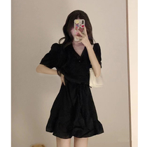 The short black dress woman's new little Heben style v-collar French temperament little black skirt in summer 2022