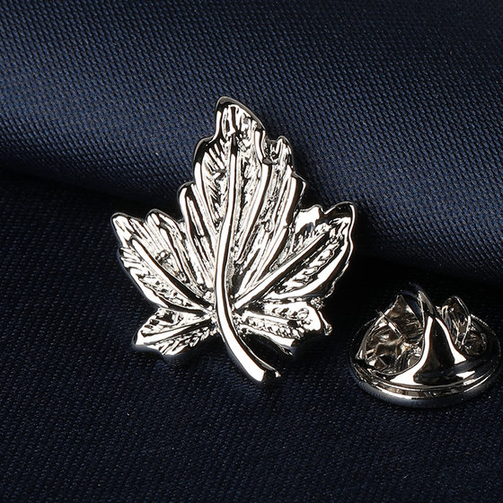 Silver maple leaf fashionable crystal brooch collar needle men's suit corsive suit trendy badge accessories gift box
Silver maple leaf fashionable crystal brooch collar needle men's suit corsive suit trendy badge accessories gift box