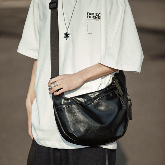 Niche high-end dumpling bag men's ins trendy brand crossbody bag casual simple boy bag commuting shoulder bag
Niche high-end dumpling bag men's ins trendy brand crossbody bag casual simple boy bag commuting shoulder bag