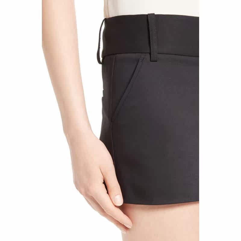 provides an ultra-flattering fit for tailored cotton-blend