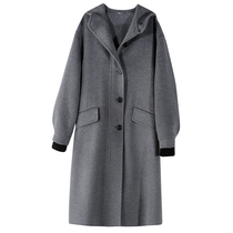 A lifetime piece of a piece of wool rabbit fur weighs on a double face and a woman with a long fur in a cap loot. 65854