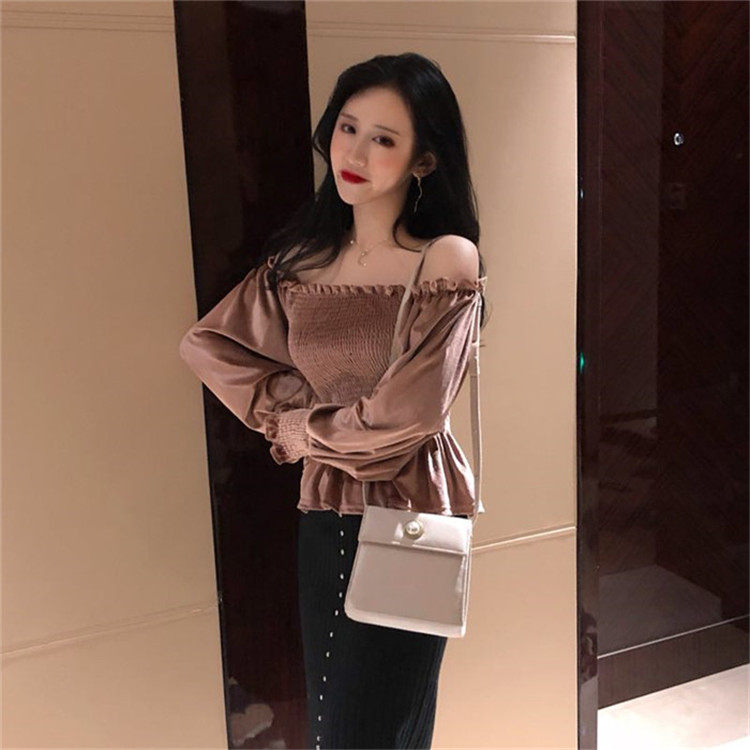 了同样的花边,相互呼应 衣身下摆的褶皱,自然飘逸 衣身用的是弹力螺口